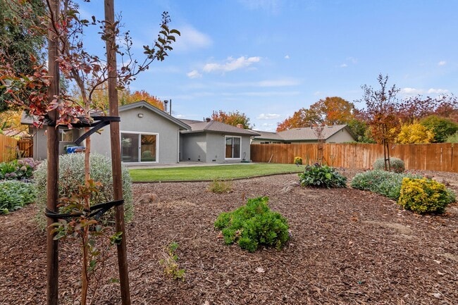 Building Photo - Charming Single Story 3 Bed, 2 Bath in Bre...