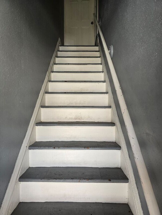 Building Photo - Newly Renovated 1 Bed 1 Bath Apartment for Rent!