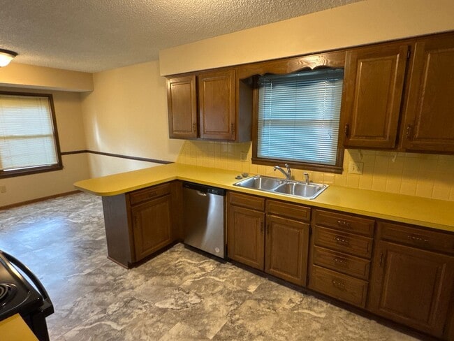 Building Photo - 3 Bedroom 2 Bath 2 Car Garage! Southeast! ...