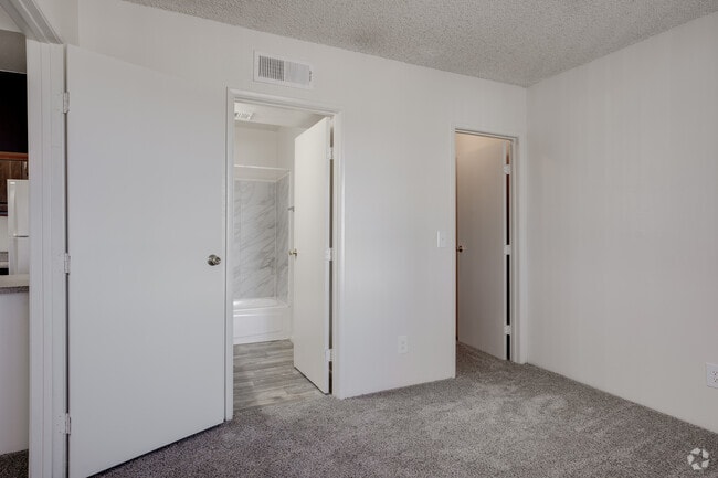 1BR, 1BA - 472SF - Courtyard Apartments