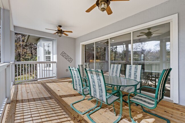 Foto del edificio - Executive Lakefront in Gainesville - Available NOW