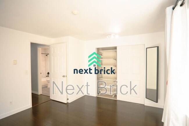 Building Photo - 7426 West Lake Sammamish Pkwy NE