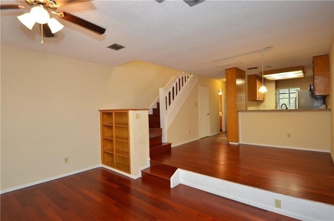 Building Photo - 7122 Wood Hollow Dr