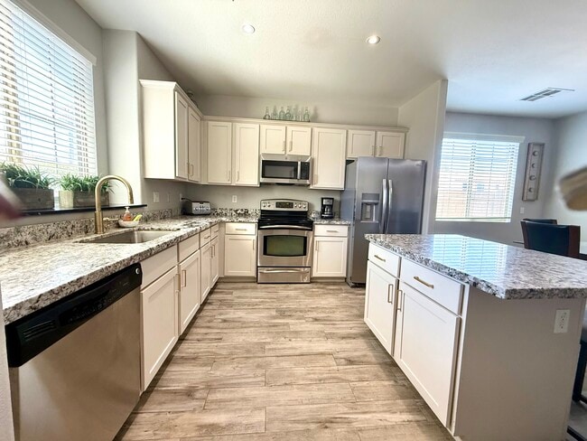 KITCHEN W/GRANITE COUNTER TOPS - 3708 E Kerry Ln