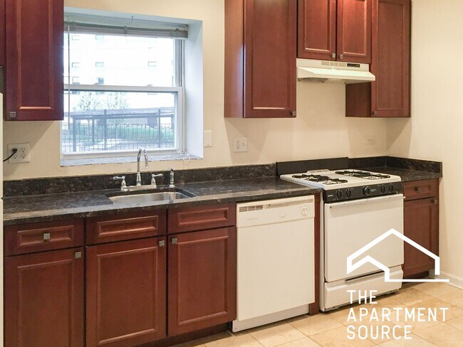 Building Photo - 3924 N Pine Grove Ave