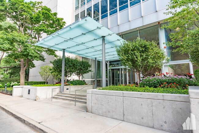 Foto del edificio - 500 W Superior St