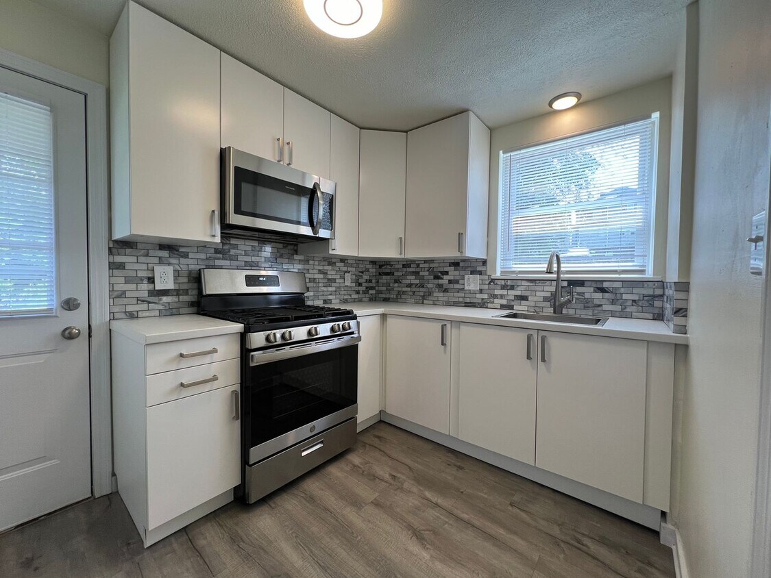 Foto principal - Updated 2BR house with off street parking!