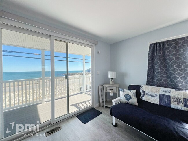 Foto del edificio - Ocean Front Furnished Condo