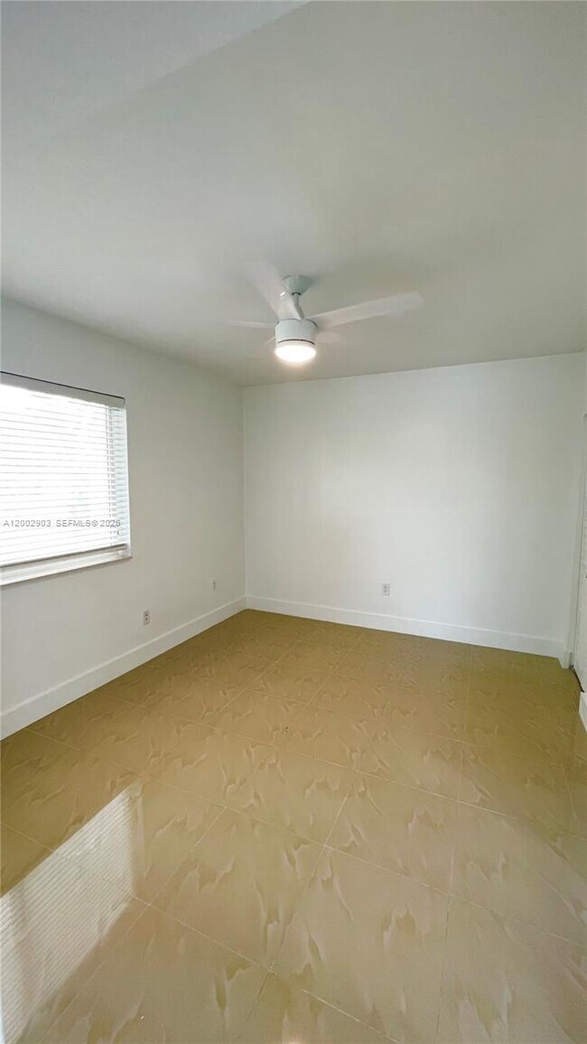 Foto del edificio - 8235 Crespi Blvd