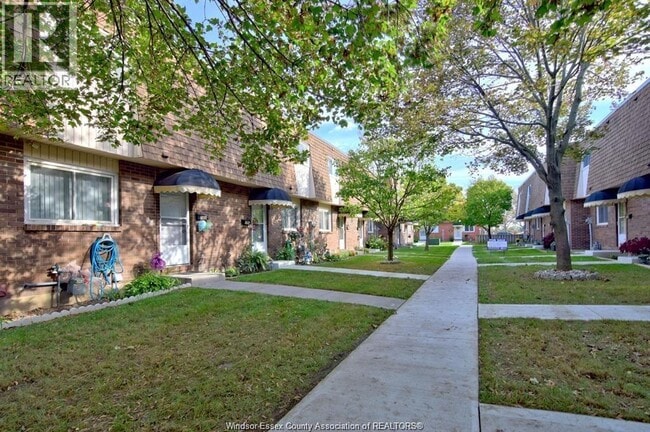 Building Photo - 5468 Lassaline Ave