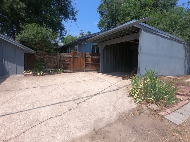 Foto del edificio - Craftsman duplex with covered parking!