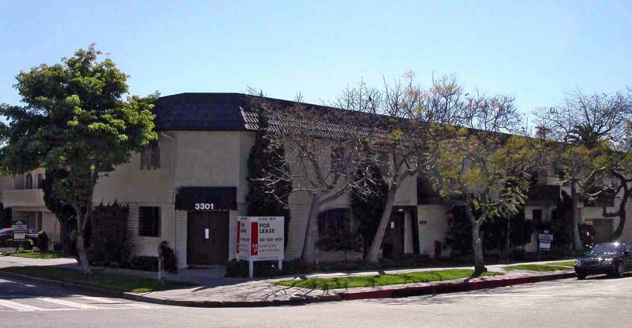 Building Photo - 10510 Rose Ave