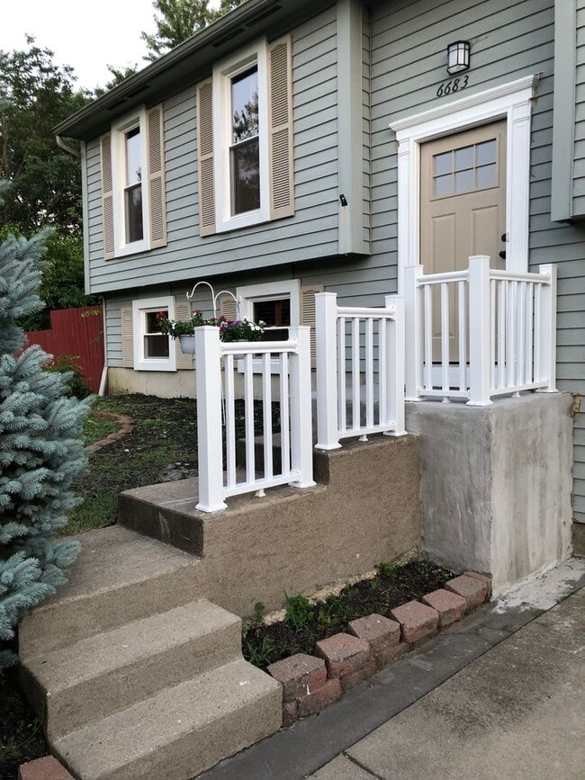 Building Photo - Short term furnished rental for temporary ...