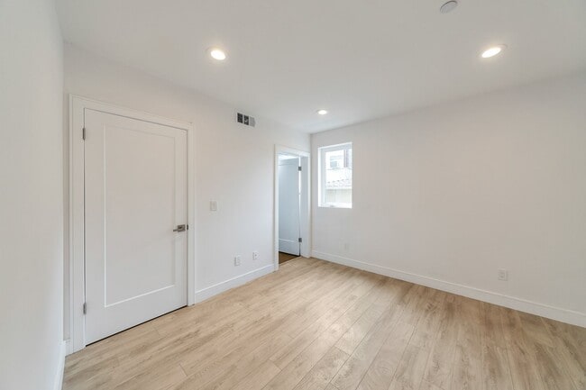 Building Photo - 7108 Ramsgate Ave