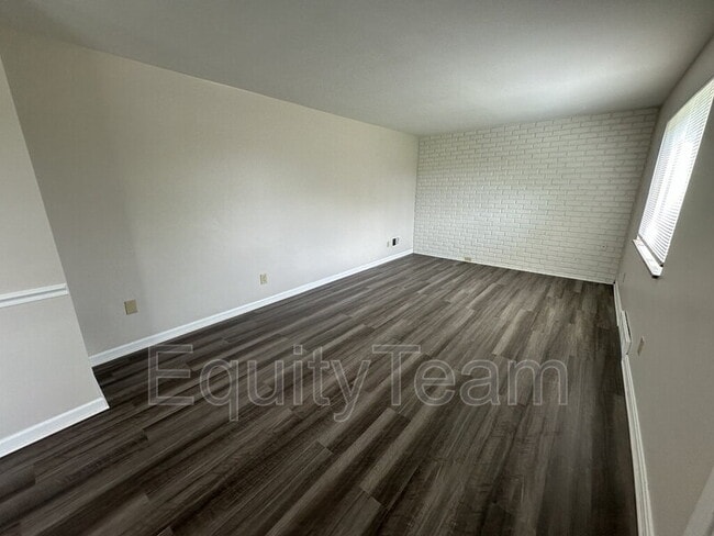 Building Photo - 556 Grandin Ave