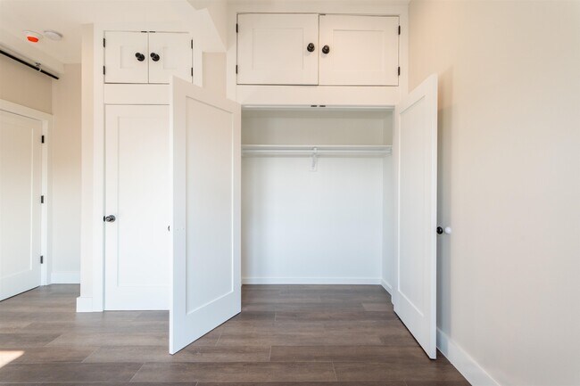 Foto del edificio - 24 E Pleasant Ave