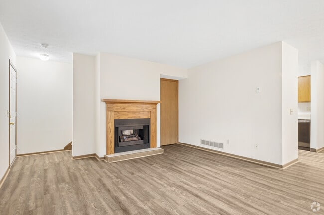 2BR, 2BA - 1,039SF - Living Room - Remington Station Townhomes