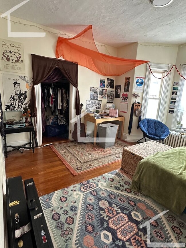 Building Photo - Great 4 Bed Available Sept 1 (minutes form the Green Line)