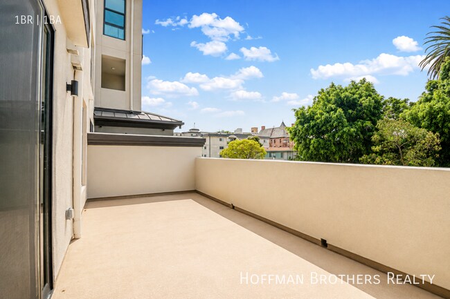 Building Photo - 856 S Gramercy Dr