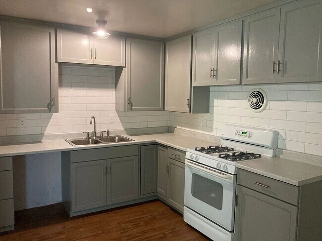 Building Photo - Charming 2 Bed / 1 Bath Back House – Utilities Included