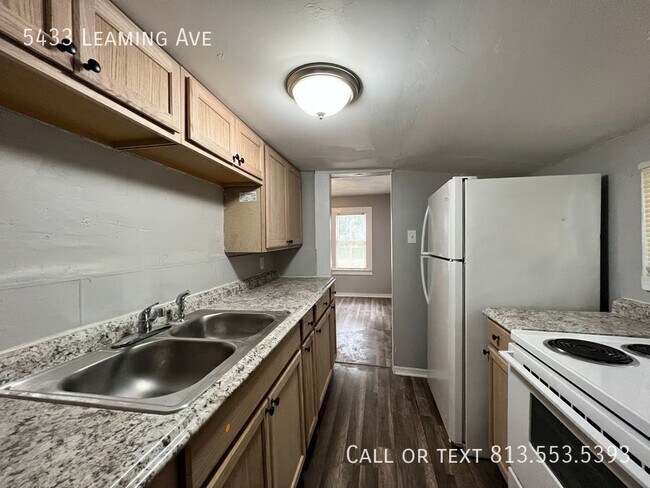 Foto del edificio - 5433 Leaming Ave