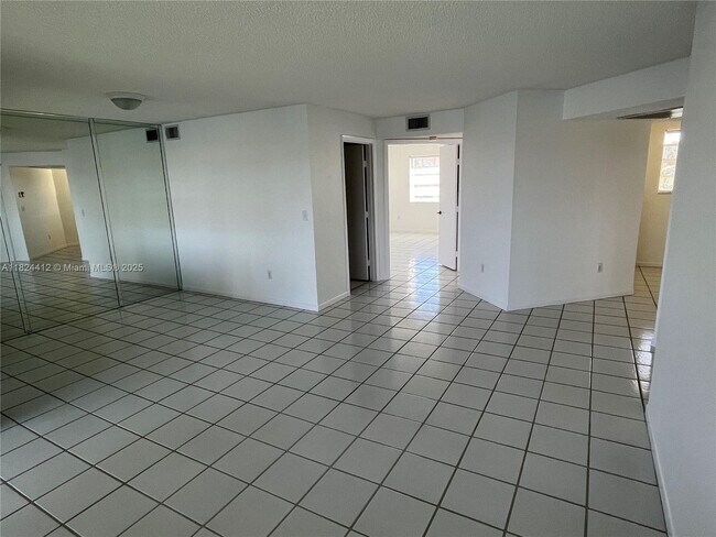 Building Photo - 2520 SE 19th Pl
