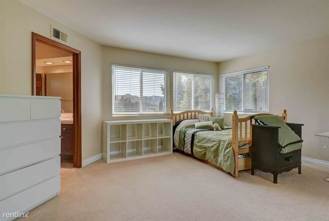 Building Photo - 4 br, 3.5 bath House - 5811 Saint Laurent Dr