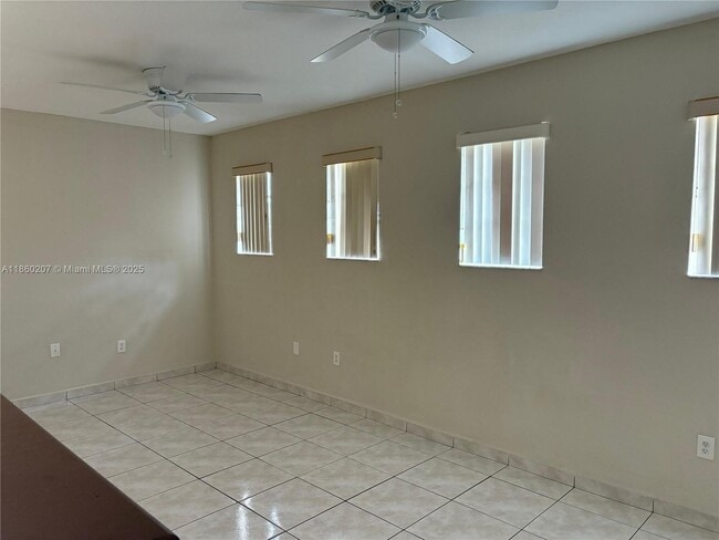 Foto del edificio - 7549 NW 175th St