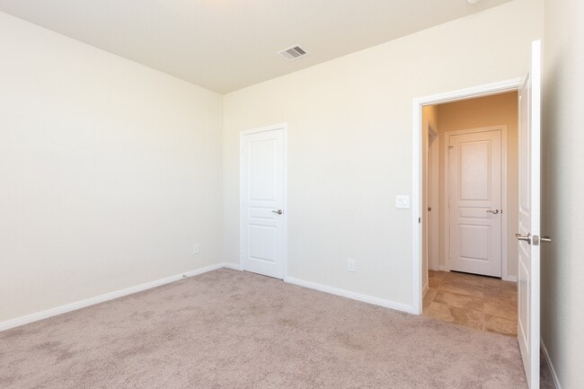 Building Photo - 10 Log House Ct