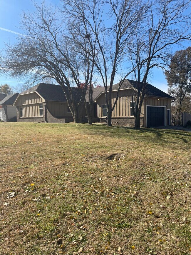 Building Photo - 3 bed 3 bath 2 car garage for rent