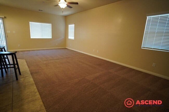 Foto del edificio - Stunning 4 Bed 2 Bath Home Off of Hosking and Wible!