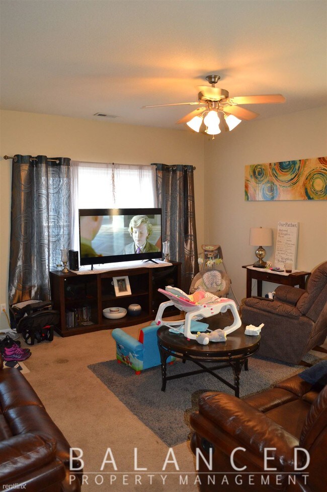 Building Photo - 3 br, 2 bath Duplex - 2707 SE Taurus Ct