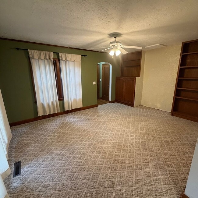 Sala de estar con muebles empotrados - 10002 N Whitworth Dr