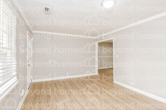 Building Photo - Cozy 3 bedroom / 1 full bath with 1,008 sq...