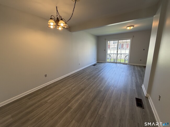 Building Photo - 44 Taft Pointe