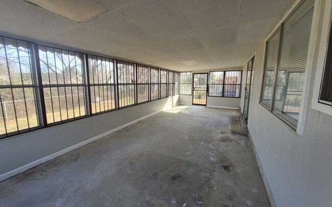 Building Photo - 3760 St Elmo Ave