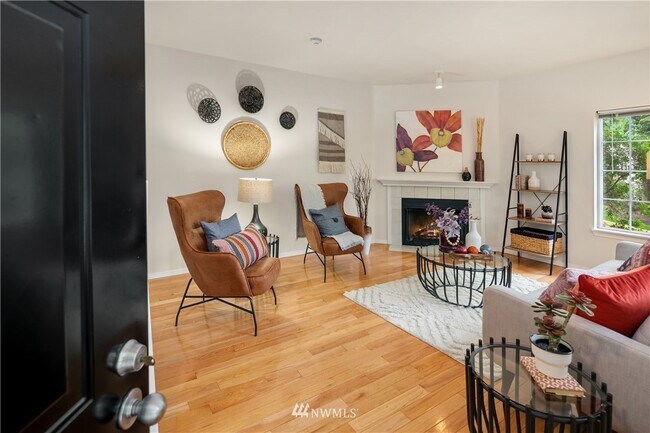 Large living room space - 10909 Avondale Rd NE