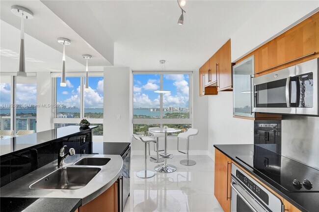 Foto del edificio - 6365 Collins Ave