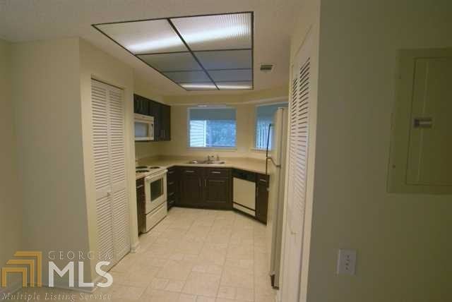 Building Photo - 14 Dunwoody Springs Dr