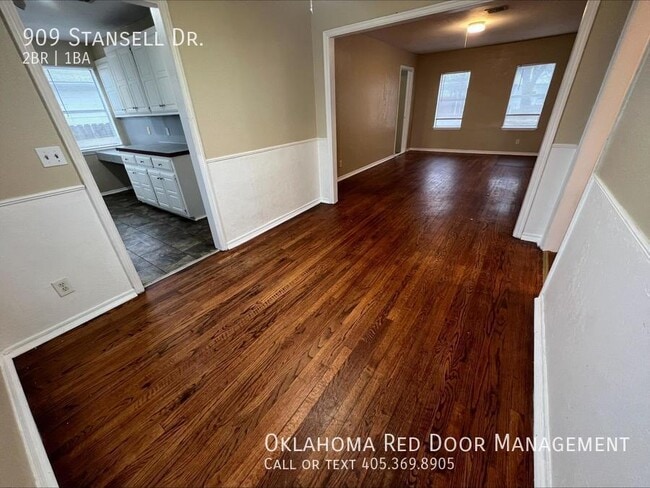 Building Photo - 909 Stansell Dr
