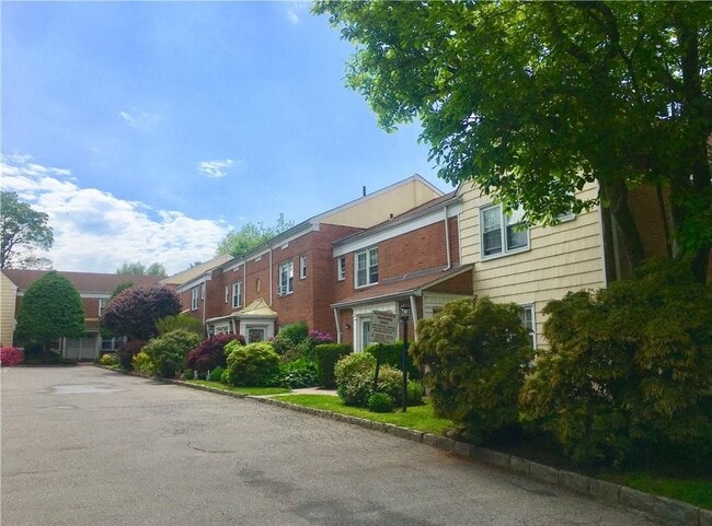Building Photo - 61 Davis Ave