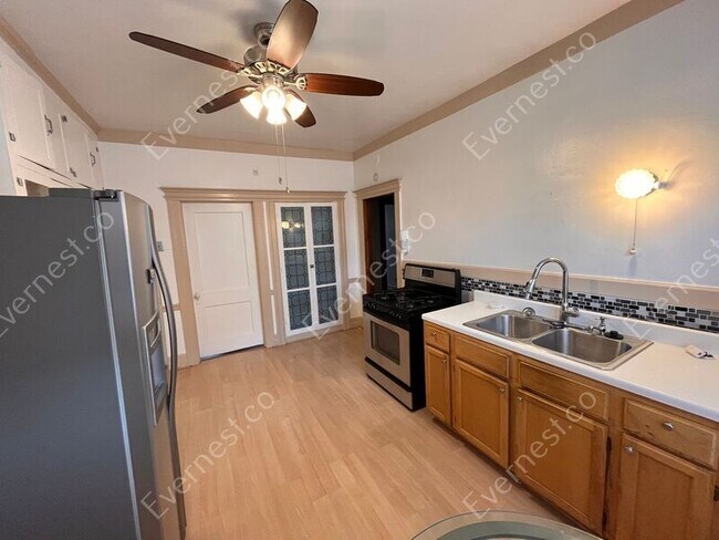 Foto del edificio - 1031 E Grand Blvd