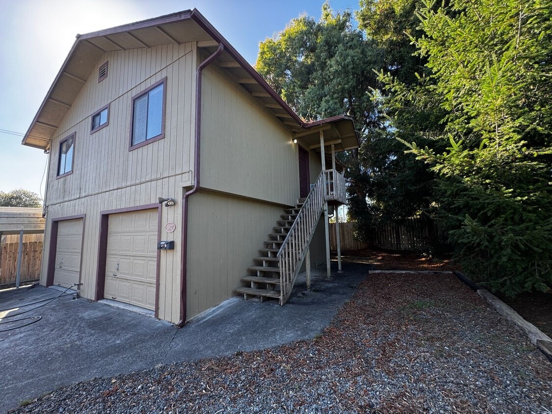 Primary Photo - Charming 2 Bedroom 1 Bath Apartment Locate...