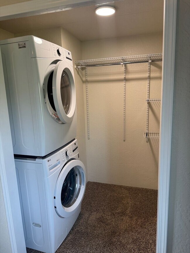 Building Photo - 2 Bedroom 2 Bath