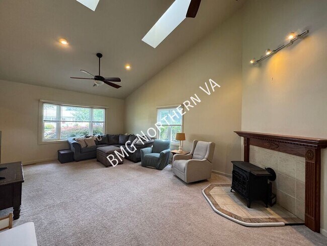 Building Photo - 8903 Tudor Ln
