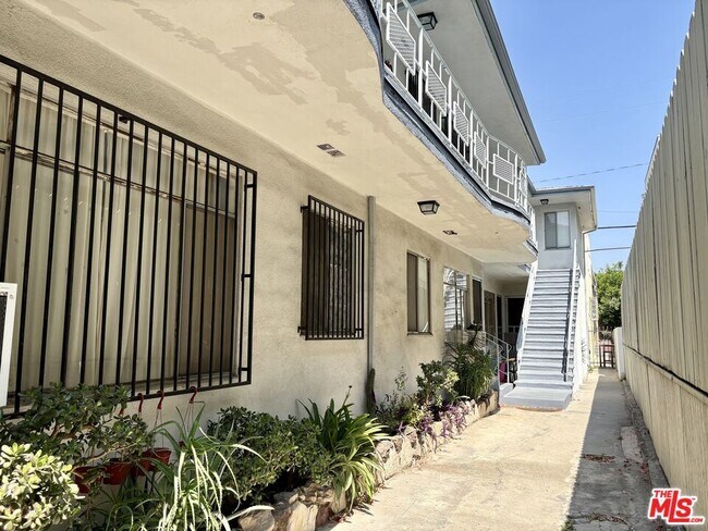 Foto del edificio - 1010 N Stanley Ave