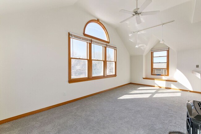 Foto del edificio - 1 bedroom, 1 bathroom apartment.