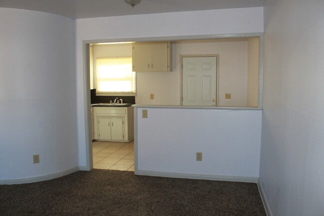 Building Photo - COMING SOON!! Less than 1 mile to Tinker!