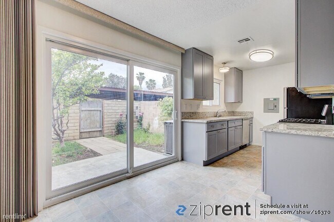 Foto del edificio - 3 br, 1.5 bath Condo - 6631 Wilbur Avenue,...