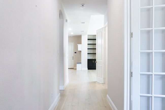 Foto del edificio - 8016 Sunflower Ln